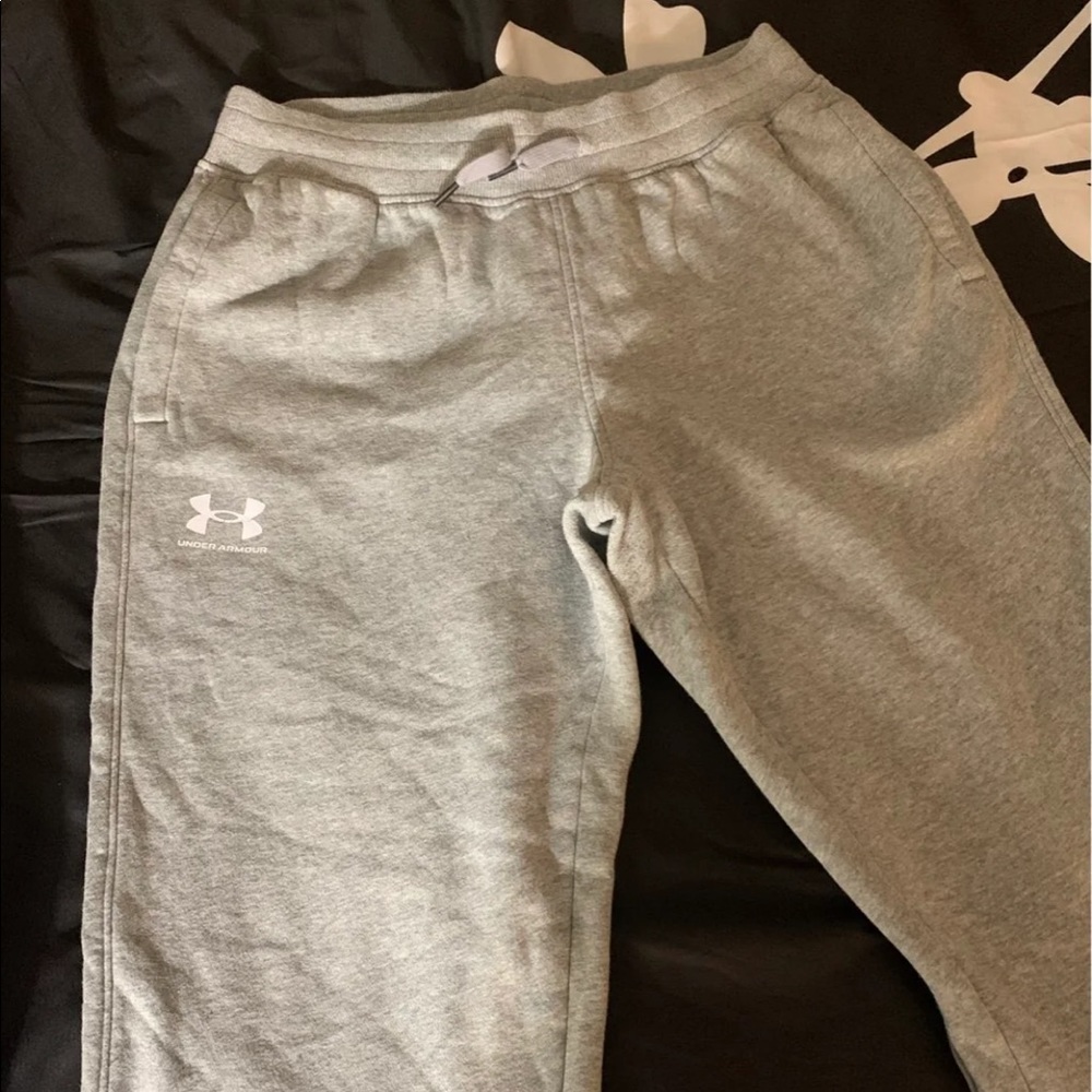 Size L womens Under Armour sweatpants like new!!